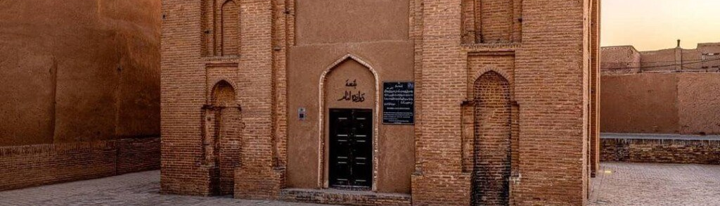 Die Grabstätte der Zwölf Imame in Yazd ist ein tausendjähriges Gebäude inmitten der Wüste.